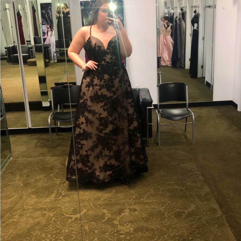 Elegant Black Lace Evening Gown